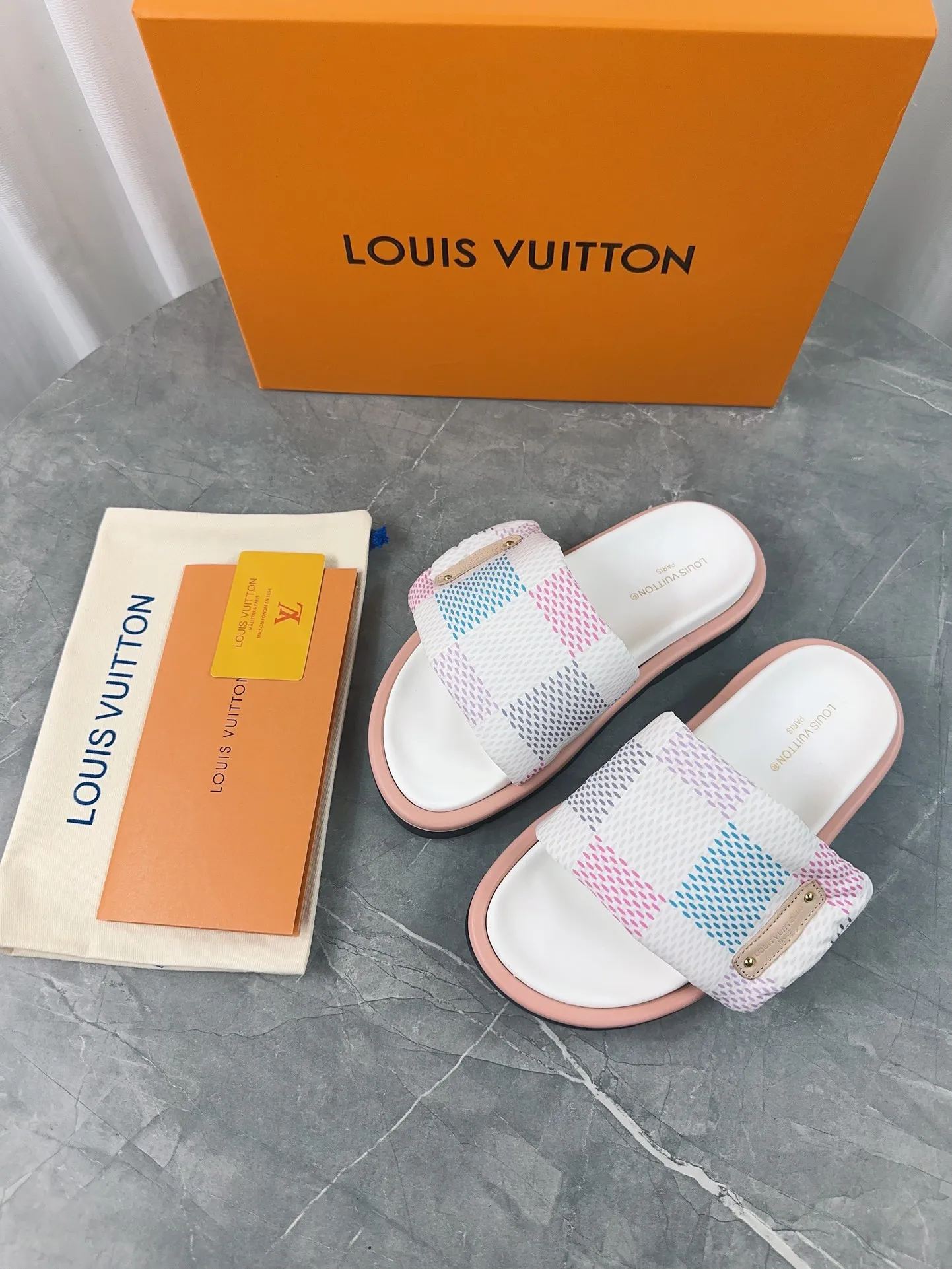 👟👟Ex-factory price 360👟👟 Women's Shoes Women's Clothing LV Donkey Brand L Home 2024 Hot Style Embossed Logo Embossed Sandals This Pool Pillow Comfort flat sandals are made of technical fabrics and use high-frequency embossing technology to reinterpret the Monogram pattern. Soft padded upper with adjustable Velcro, comfortable and tough insole adds harmonious color ▪️Fabric: Original customized technical fabric ▪️Lining: soft sheepskin lining ▪️Sole: Original open-molded rubber foam outsole Color: sky blue. Yellow. Black ▪️Size: 35-45